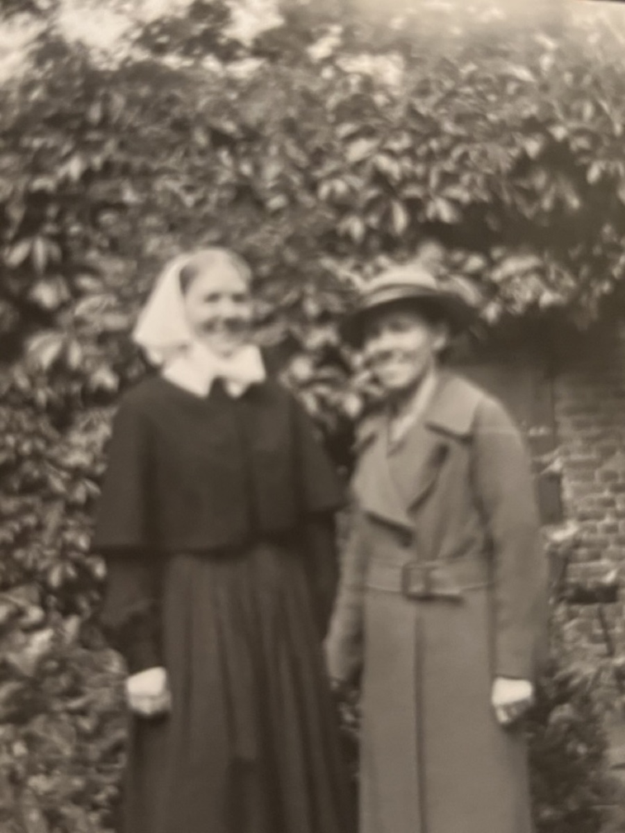 Emilie Siebel als Diakonisse (links) mit ihrer Schwester Luise