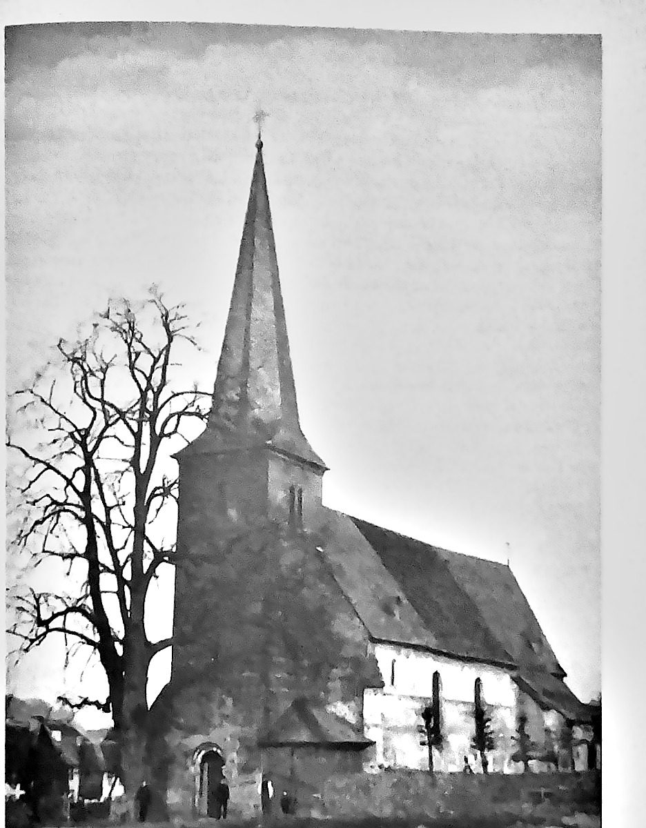 Die alte Odenkirchener Pfarrkirche mit hohem Turmhelm, davor der Kirchhof mit Grabsteinen