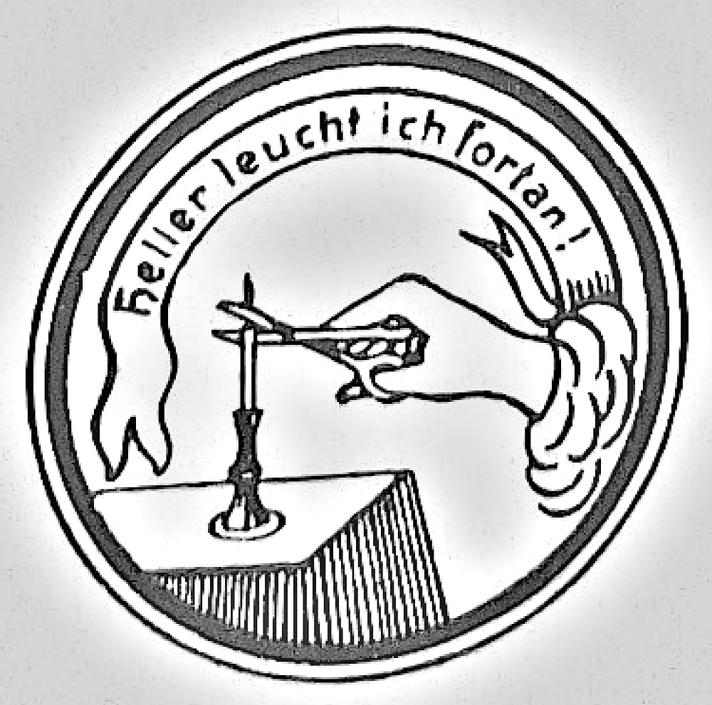 Siegel mit einer Kerze auf einem Tisch; eine Hand aus den Wolken setzt eine Lichtputzschere an den Docht